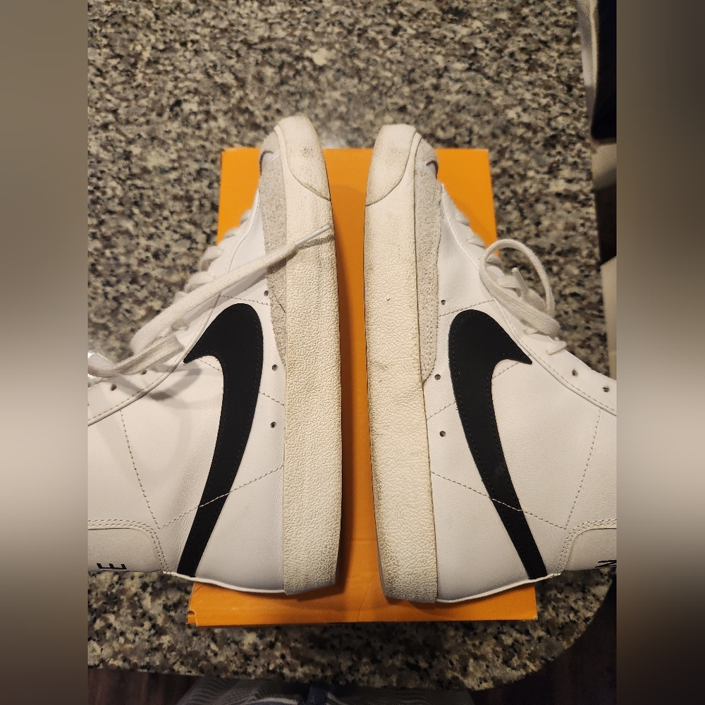 Nike Blazer Mid '77 in White and Black Sneakers Women's 10.5 Mens 9 - Picture 9 of 11